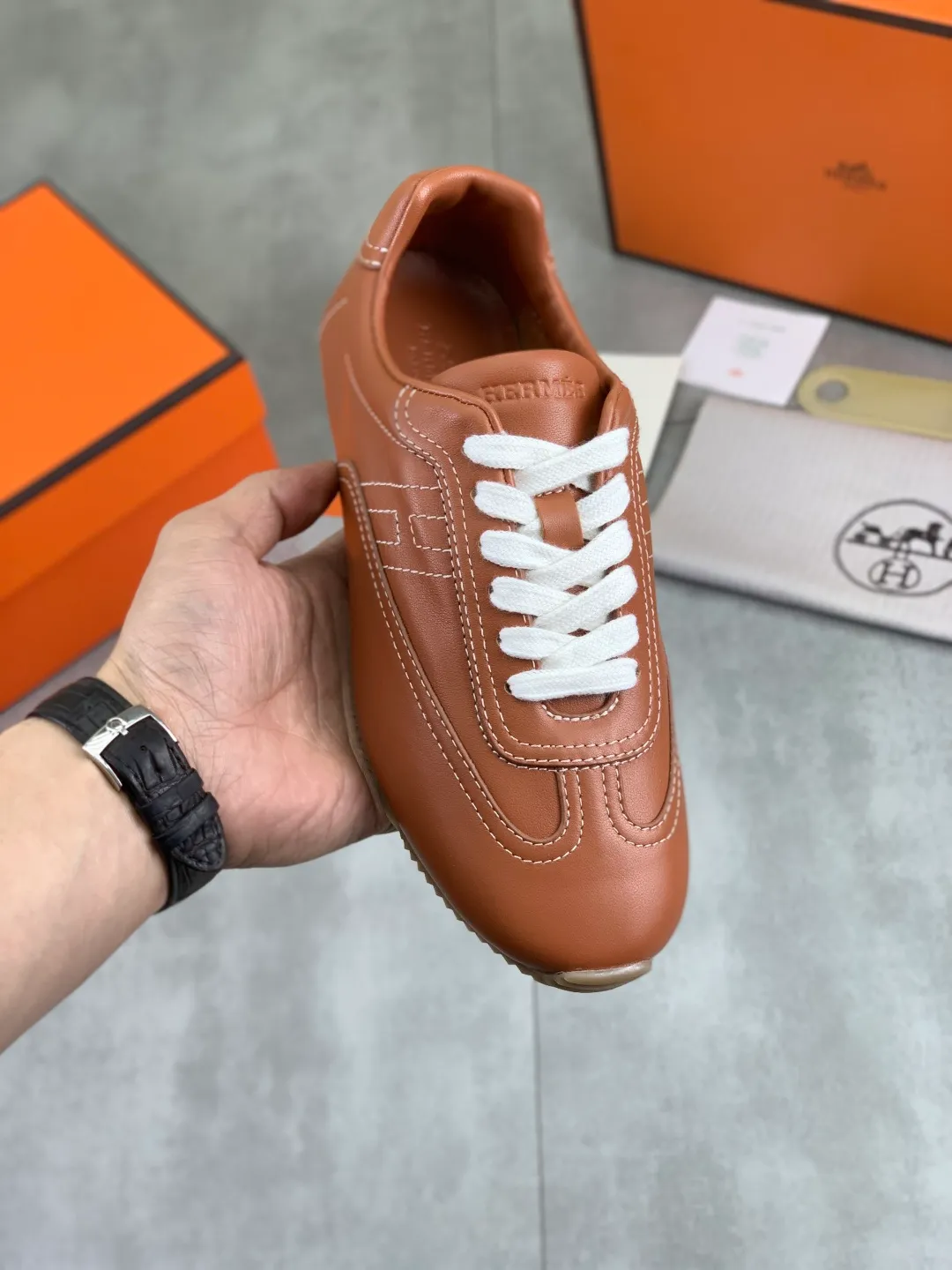 Men's Men's Shoes P600 New Top Version Original Order Hermes Men's Drift Sneaker Summer New Casual Sports Shoes Original Purchased, Developed and Made H Family Men's Classic Series Technological Breathable Fabrics and Cowhide Casual Sports Shoes Casual Sports Dad Shoes combine high-tech breathable materials and cowhide, with H Family exclusive button decoration on the side. The outsole is full of H italic design and bright colors to show vitality and continue the brand design inspiration. Stroll around the city lightly and feel free and comfortable. Delivered in exquisite packaging 🛍📦 ▪️Fabric: original customized breathable material + first-layer cowhide ▪️Inner: cowhide feet ▪️Outsole: molded and evacuated PU+TPU material ▪️Size: 35-45 Multiple colors available Premium packaging